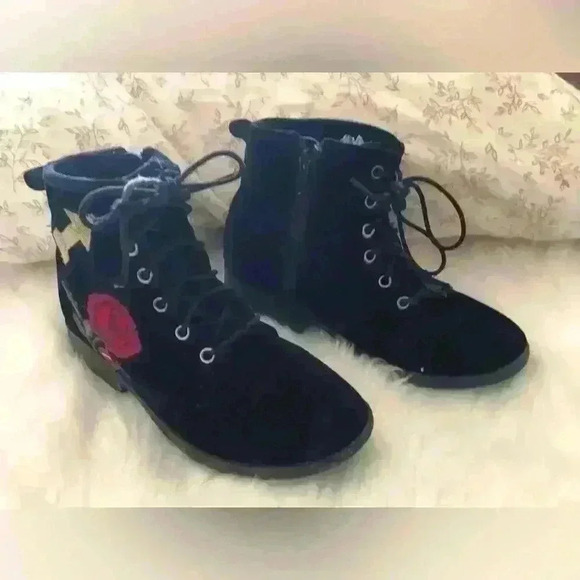 Steve Madden Black Velvet Embroidered Rose Combat Style Boots Youth Girls 4 - Picture 3 of 7